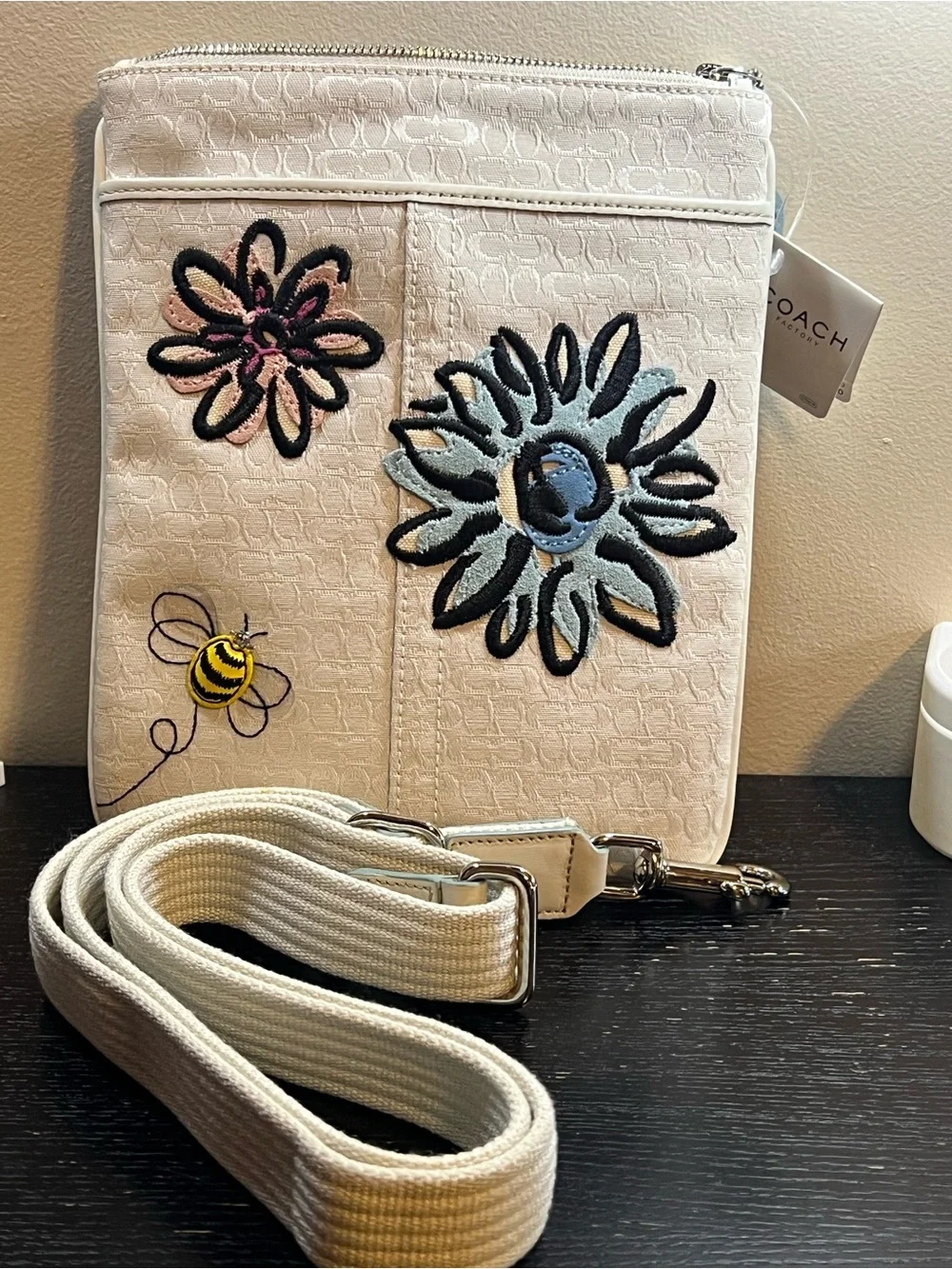 VTG Coach White Daisy crossbody bag with bee Embroidered  NWT